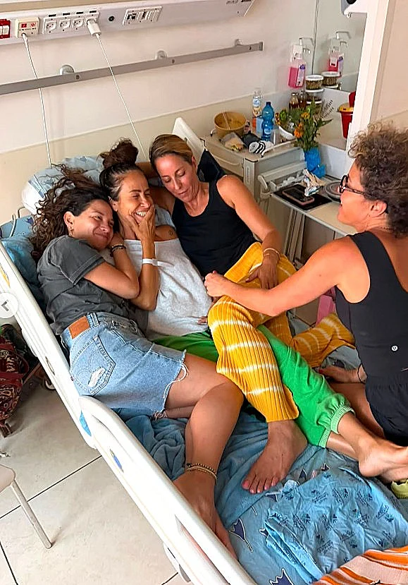 עינת ארליך עם חברותיה במהלך הטיפול במחלת הסרטן