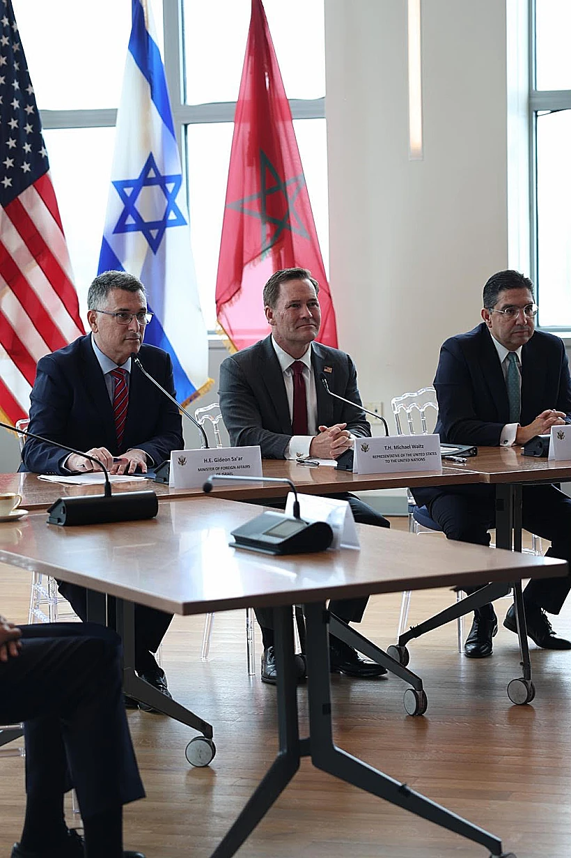 מימין לשמאל: שר החוץ המרוקאי נאסר בוריטה, מייק וולץ, שגריר ארה"ב באו"ם ושר החוץ גדעון סער