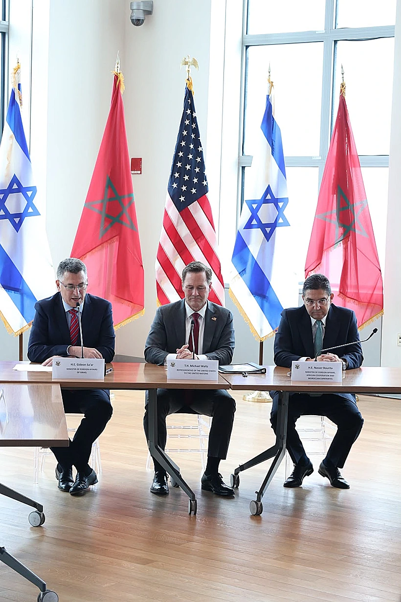 מימין לשמאל: שר החוץ המרוקאי נאסר בוריטה, מייק וולץ, שגריר ארה"ב באו"ם ושר החוץ גדעון סער