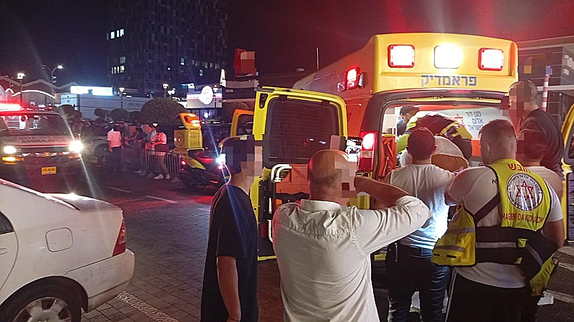 זירת התאונה במרכז מסחרי בחדרה