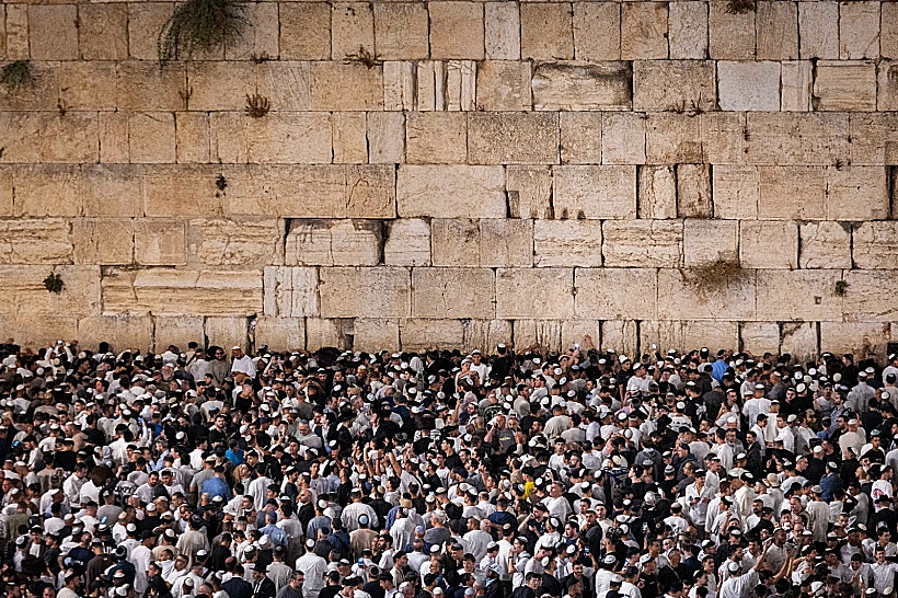 מתפללים במעמד סליחות בכותל המערבי