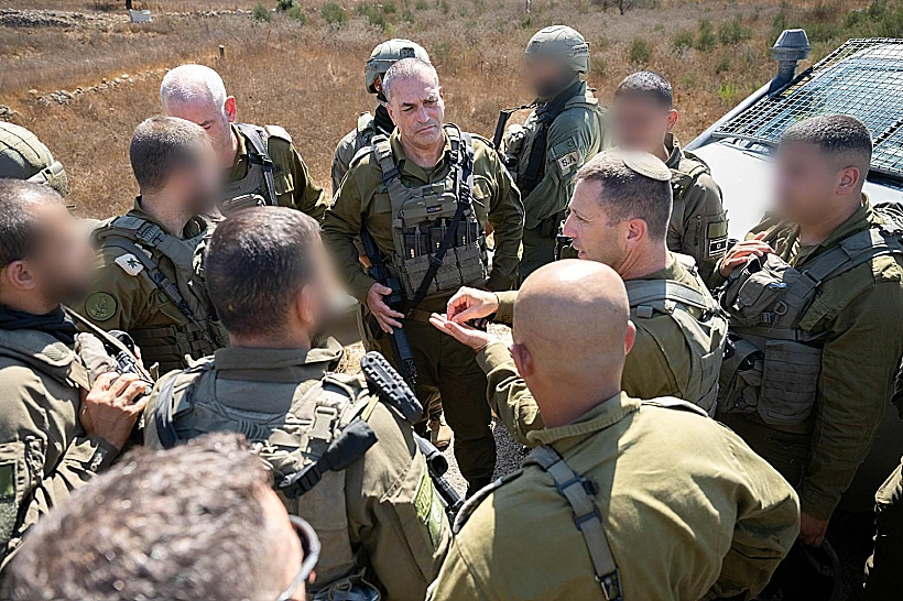 הרמטכ"ל אייל זמיר ואלוף פיקוד המרכז אבי בלוט בזירת הפיגוע בבנימין