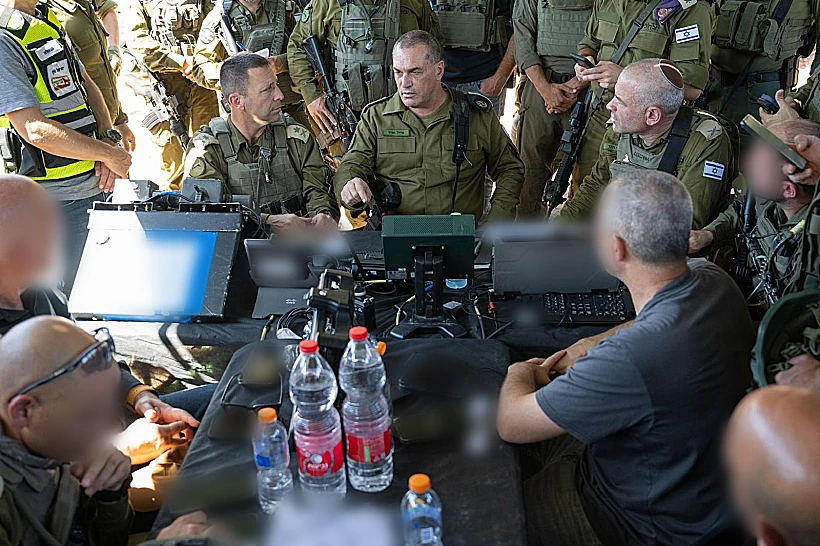 הרמטכ"ל אייל זמיר ואלוף פיקוד המרכז אבי בלוט בזירת הפיגוע בבנימין