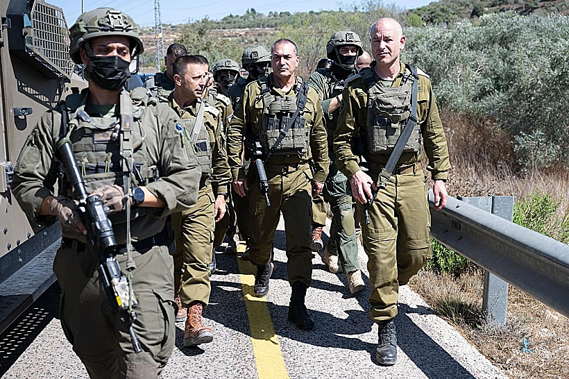 הרמטכ"ל אייל זמיר ואלוף פיקוד המרכז אבי בלוט בזירת הפיגוע בבנימין