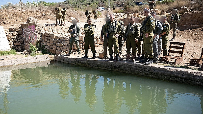 הרמטכ"ל אייל זמיר ואלוף פיקוד המרכז אבי בלוט בזירת הפיגוע בבנימין