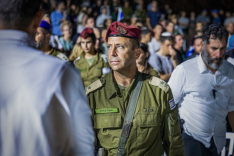 מפקד פיקוד מרכז, אלוף אבי בלוט, בהלוויתו של נתנאל שוקרון שנרצח בפיגוע בבנימין