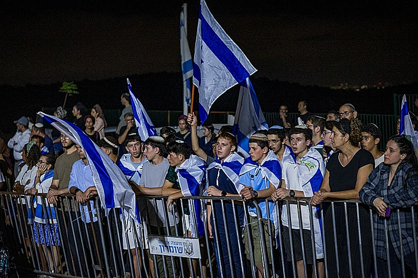 אזרחים בהלוויתו של נתאל שוקרון שנרצח בפיגוע בבנימין בערב יום כיפור