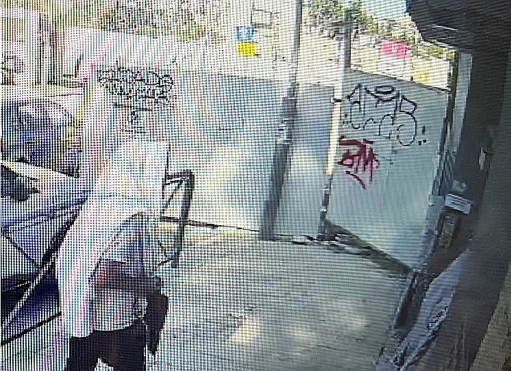 חשוד שתועד במצלמות האבטחה באחד מאירועי השחתת בית הכנסת הרפורמי