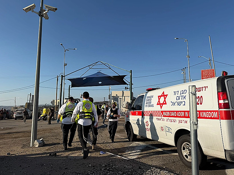 אמבולנס מד"א בזירת הפיגוע במחסום מכבים