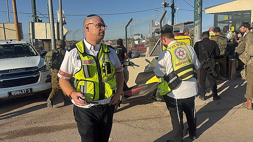 פראמדיקים וחובשים של מד"א בזירת הפיגוע במחסום מכבים