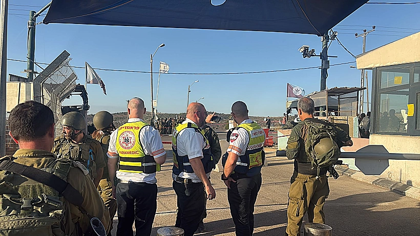 חובשים ופראמדיקים של מד"א בזירת הפיגוע במחסום מכבים
