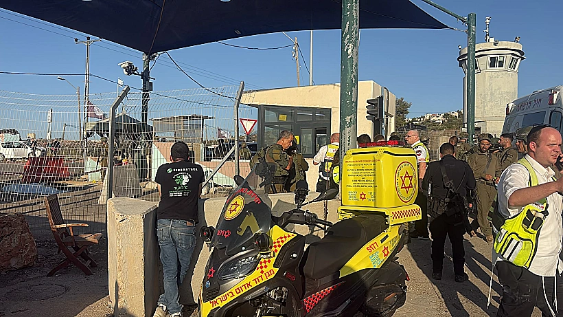 ניידת מד"א בזירת הפיגוע במחסום מכבים