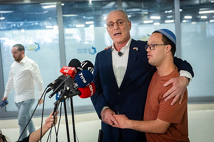 השגריר יחיאל לייטר עם אחד מבניו בהצהרה מביה"ח שערי צדק