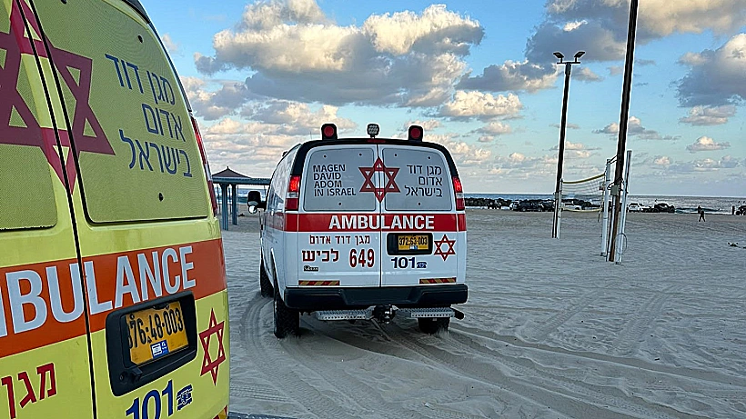 אמבולנס בחוף הים באשקלון, שם אותר בן ה-17 שנעדר
