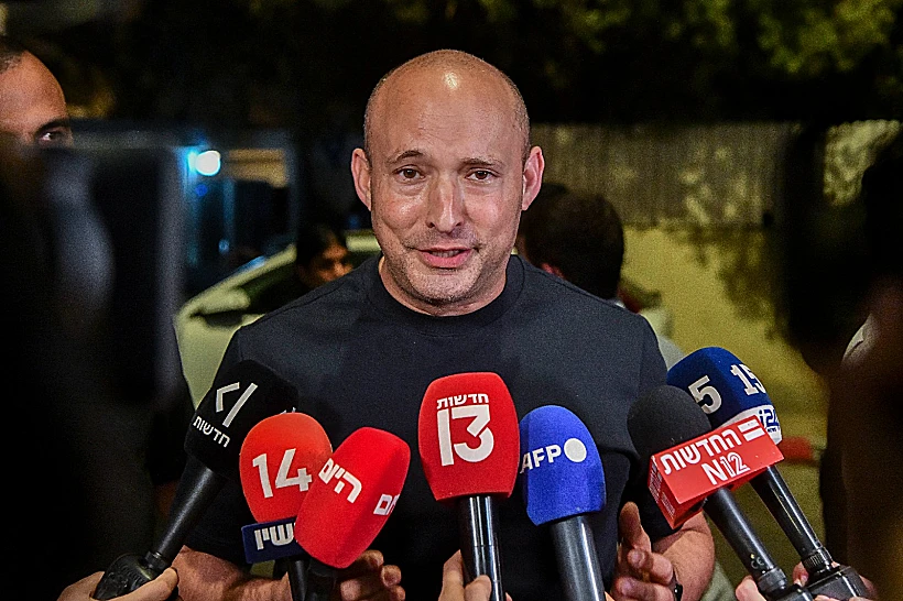 בנט מחוץ לביתו של לפיד