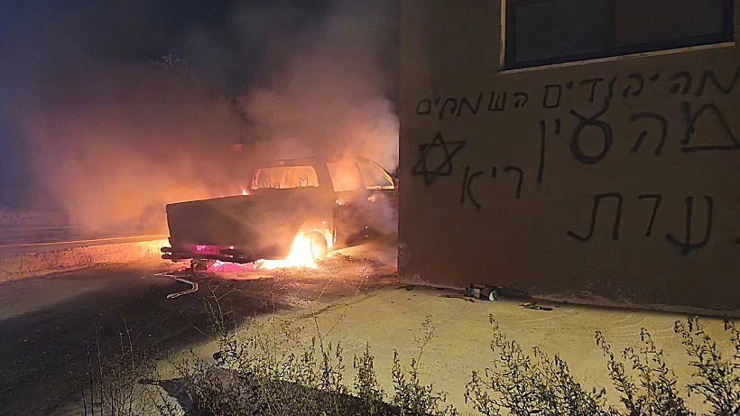 כתובות נקמה ורכב פלסטיני שהציתו מתנחלים בכפר דיר אבו משעל