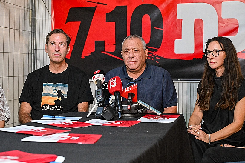 איזנקוט עם שלי משל-יוגב ורובי חן ב"סוכת המחדל