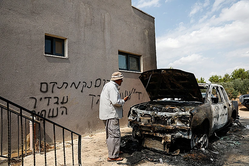 כתובות נקמה ורכב פלסטיני שהציתו מתנחלים בכפר דיר אבו משעל