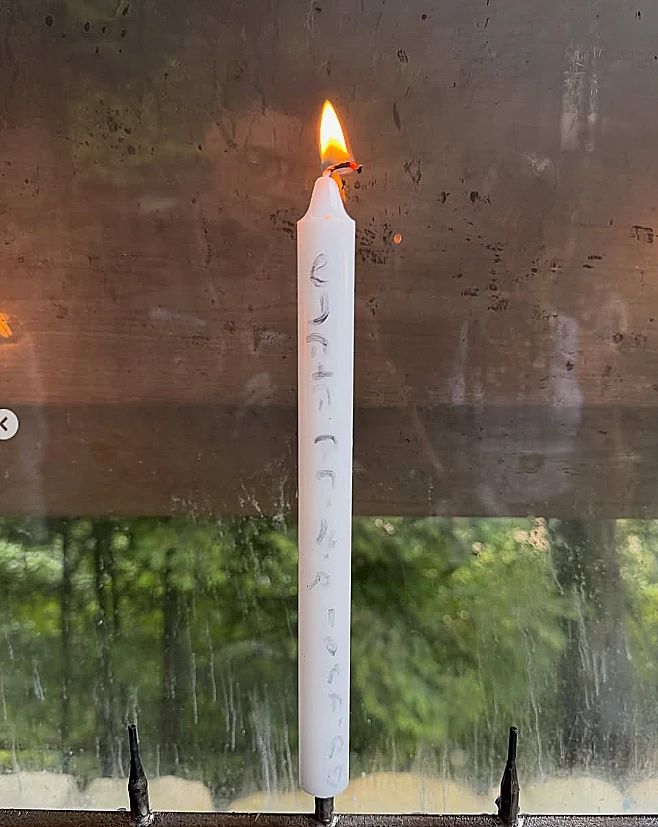 התמונה שסטטיק העלה עם השתקפות דמותה ככל הנראה של עדי ביטי