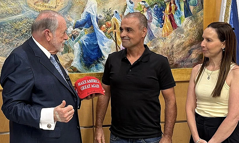 שגריר ארה"ב בישראל מייק האקבי, עם יניב חיון שסייע בנטרול הטייס המפגע והנחתת המטוס בטיסת "פליי דובאי