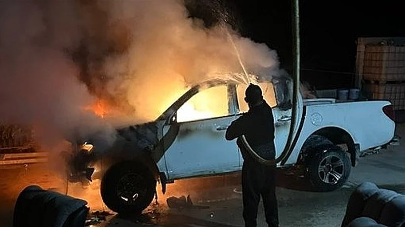 הרכב שהוצת בכפר א-סמוע בדרום הר חברון