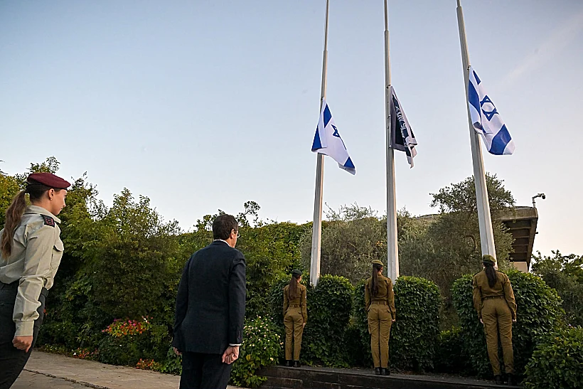 הורדת הדגל לחצי התורן בבית הנשיא