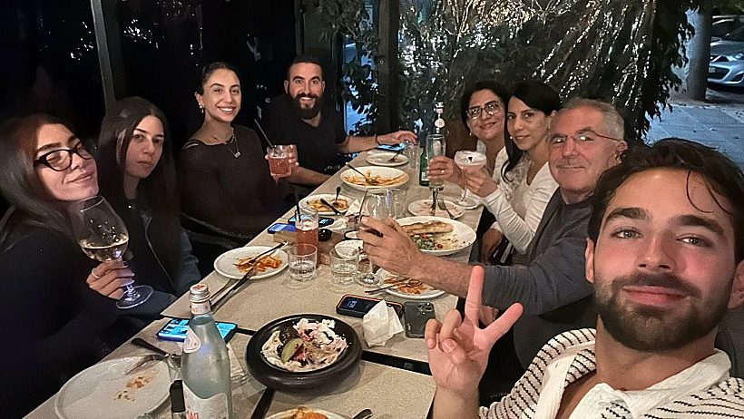 עומר חזן עם משפחתה של עדן ירושלמי ז"ל