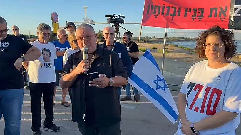 דני אלגרט ואילה מצגר בשיירת מחאה מקיסריה לבסיס הקריה