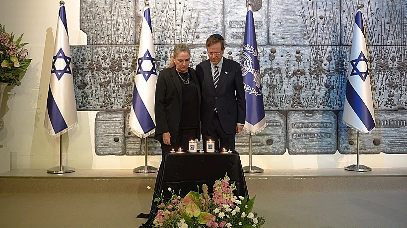 הנשיא הרצוג ורעייתו מיכל מדליקים נר לזכר קורבנות 7.10