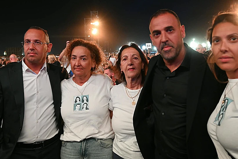 אלי שרעבי עם משפחתו בטקס הזיכרון הלאומי ל-7 באוקטובר
