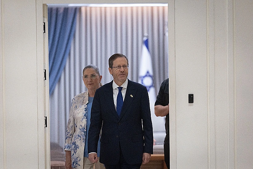 הנשיא הרצוג ורעייתו מיכל בטקס הענקת אות הגבורה האזרחית לגיבורי טיסת פליי דובאי