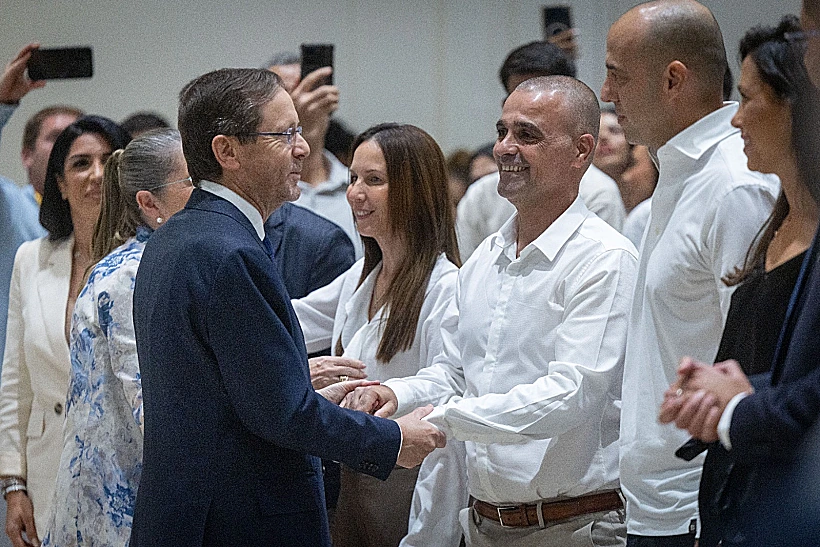 יניב חיון והנשיא הרצוג בטקס הענקת אות הגבורה האזרחית לגיבורי טיסת פליי דובאי