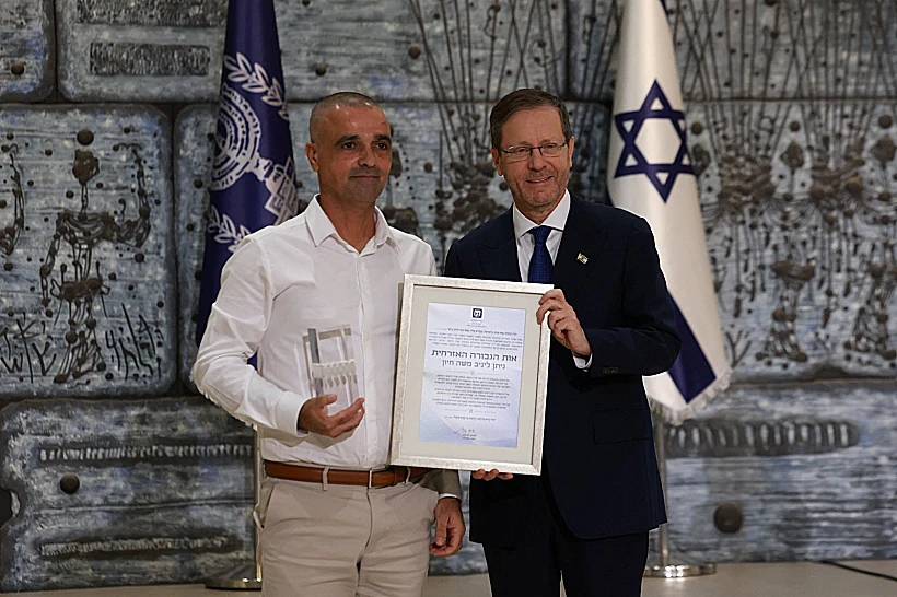 יניב חיון והנשיא הרצוג בטקס הענקת אות הגבורה האזרחית לגיבורי טיסת פליי דובאי