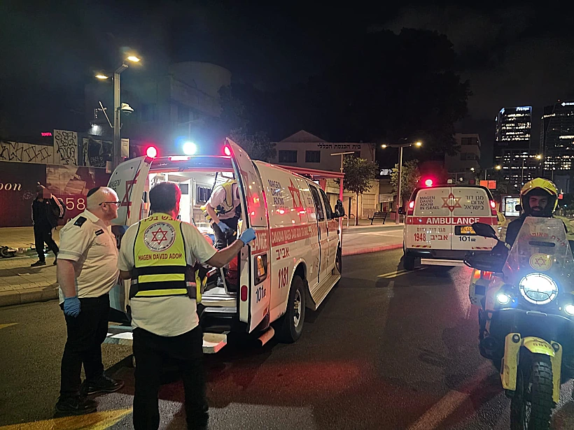 זירת התאונה בדרך בגין שבתל אביב, מד"א, אמבולנס, קורקינט חשמלי