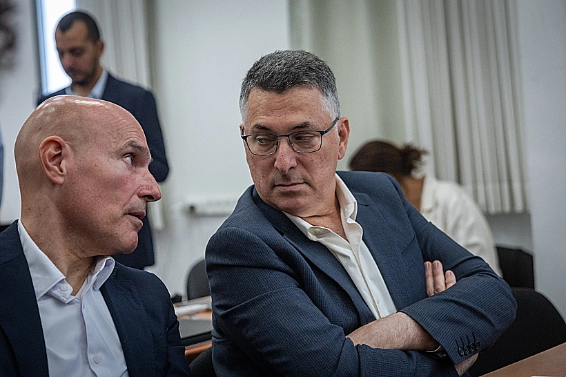 השר גדעון סער ואפי נוה בבית המשפט