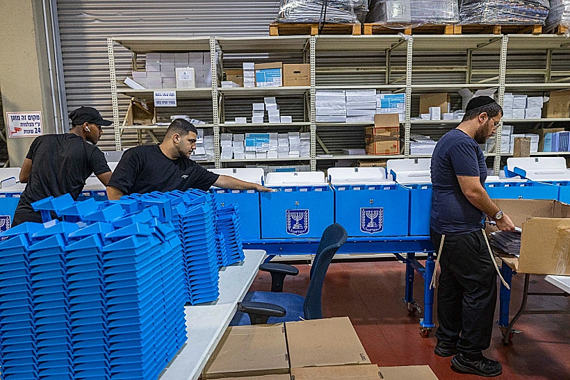 עובדי ועדת הבחירות המרכזית מכינים את הקלפיות