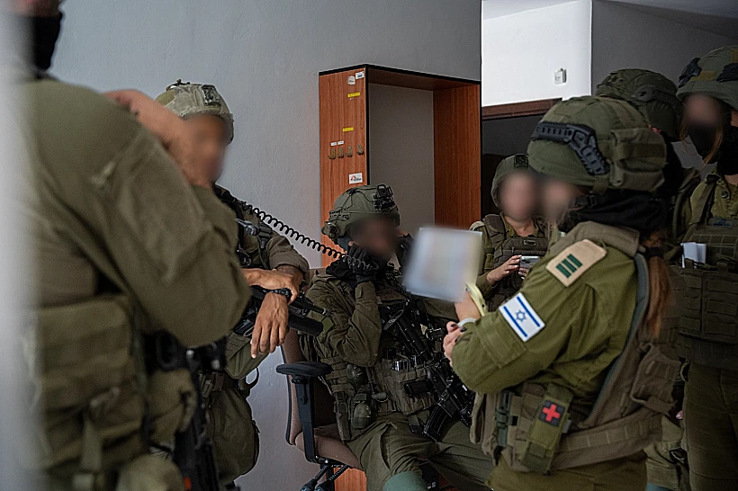כוחות צה"ל במשרדי "אגודת צדקה