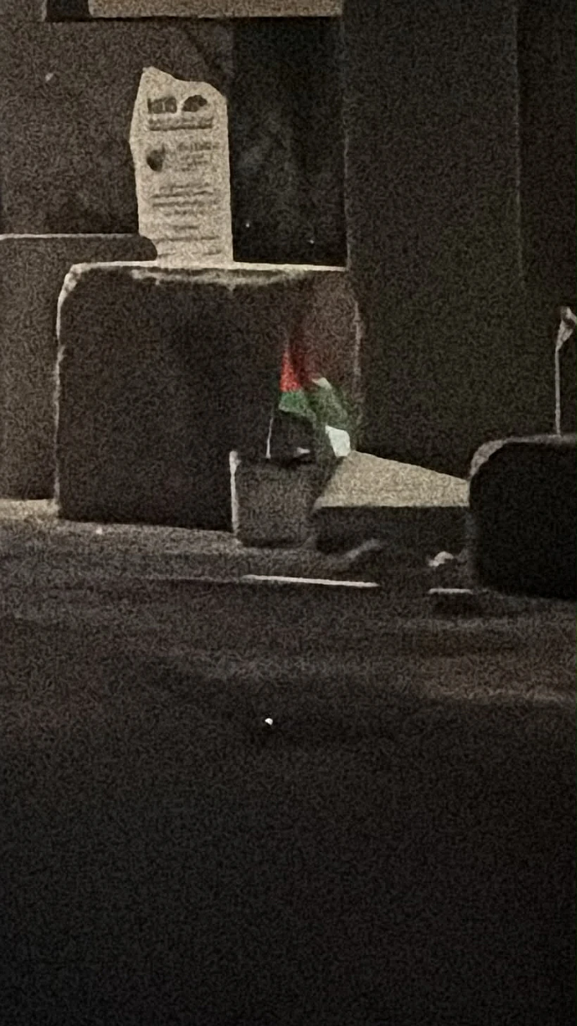 מטען הדמה שהונח כשלצידו דגל אש״ף