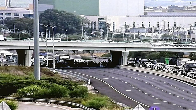 חרדים חוסמים את כביש 4 במחלף יבנה לשני הכיוונים