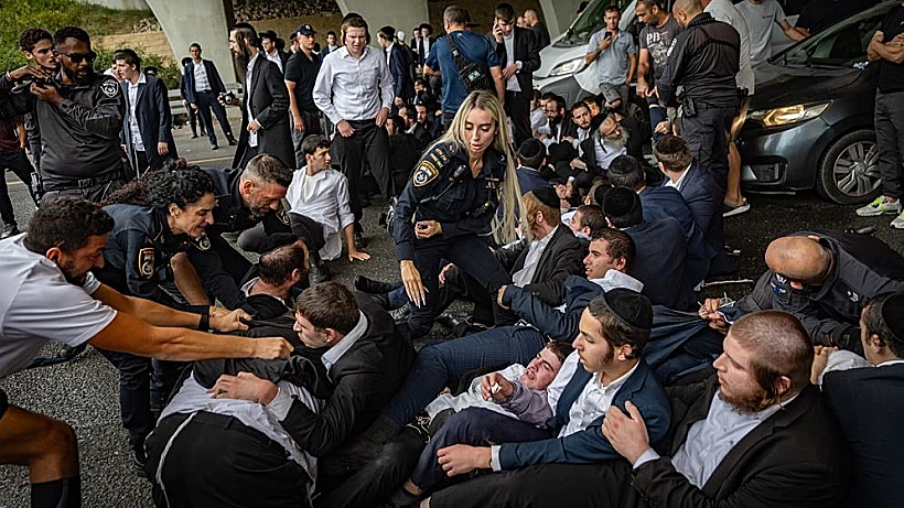 שוטרים מפנים את ההפגנה הבלתי חוקית של החרדים בכביש 4, יבנה