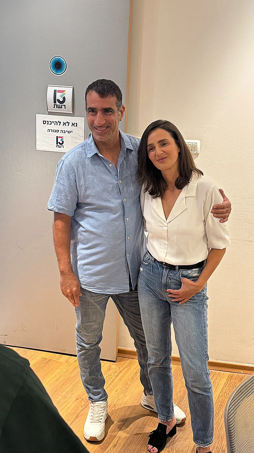 אורי ואנה בנאי מגיעים לקחת את הפרס