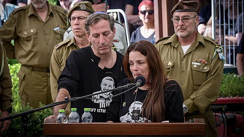 חגית ורובי חן, ההורים של הלוחם איתי חן ז"ל שנחטף ב-7 באוקטובר, בלוויה של איתי