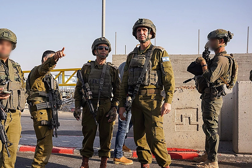אלוף פיקוד מרכז אבי בלוט ומפקד אוגדה 98 תת-אלוף מני ליברטי בזירת הפיגוע בצומת יהודה