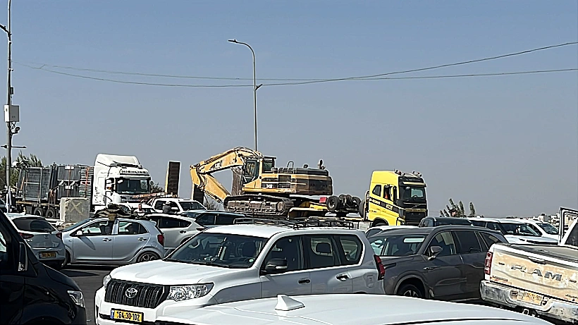 כלי הנדסה סמוך לזירת הפיגוע בצומת יהודה