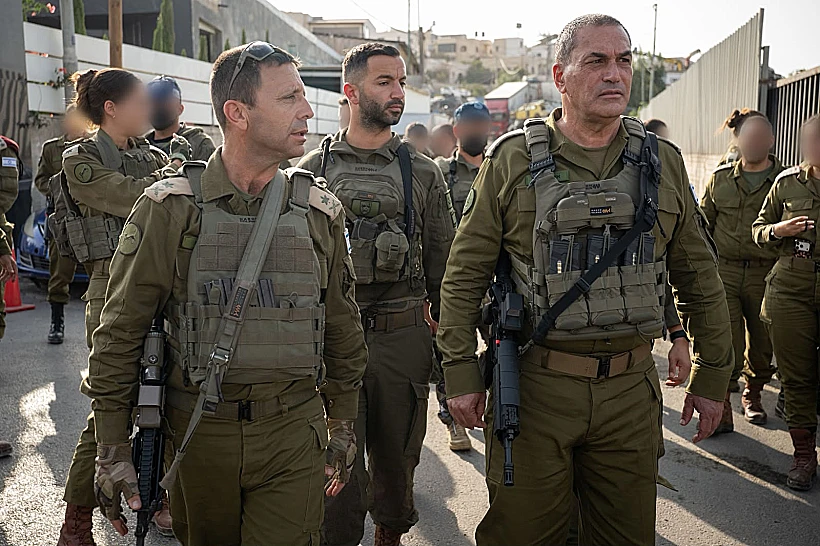 הרמטכ"ל אייל זמיר ואלוף פיקוד המרכז אבי בלוט בזירת הפיגוע בצומת יהודה