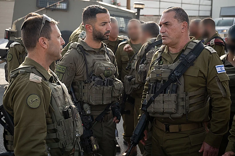 הרמטכ"ל אייל זמיר ואלוף פיקוד המרכז אבי בלוט בזירת הפיגוע בצומת יהודה