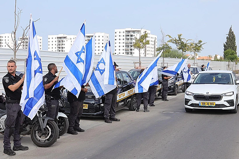 תושבי אשקלון מלווים את סמ"ר רון יונתן רויטמן בדרכו האחרונה