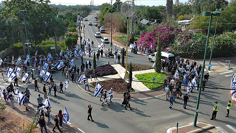תושבי הוד השרון מלווים את סמל יובל שי סוילם בדרכו האחרונה