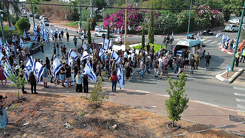 תושבי הוד השרון מלווים את סמל יובל שי סוילם בדרכו האחרונה