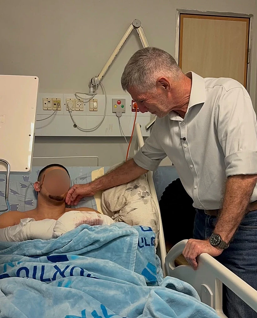יאיר גולן בביקור באיכילוב אצל ארז, הצעיר הדרוזי שהותקף במועדון בתל אביב
